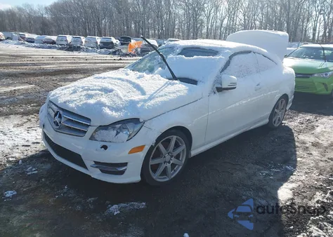 2014 Mercedes-Benz C 250 z USA, uszkodzony, nr VIN WDDGJ4HB0EG279902